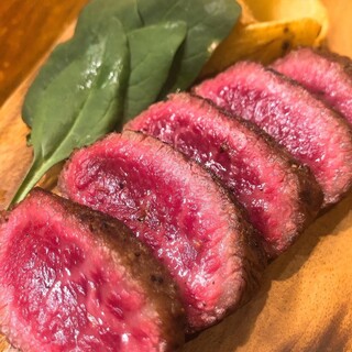 柔らかく仕上げた黒毛和牛赤身ステーキ◆豊富な肉料理も