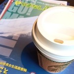 スターバックスコーヒー - 富士吉田へ水くみに向かってます。談合坂でカフェミスト休憩、平日の夏休み中それなりの人出。