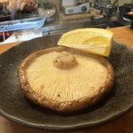 惣助 - 椎茸の炭火焼き檸檬添