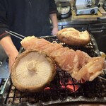 惣助 - 椎茸ともも肉の炭火焼き