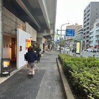 白金Baru - 高架下の大通り沿いです