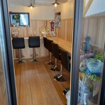 ME BEE - ウッドデッキで、綺麗な店内でした