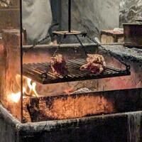 Metis 六本木 - 薪火料理　メインの仔牛に火入れしています　香ばしい香りが漂います
