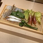 295172614 - 本日の食材を紹介してくれました。