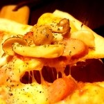 香腸和蘑菇的薩爾薩披薩