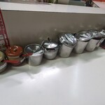 みっちゃんラーメン - 卓上の薬味たち