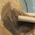 みっちゃんラーメン - 甘めの漬けタレでスープの濃さにも負けないチャーシュー