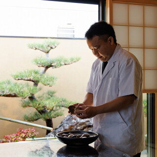 上村一雄氏（ウエムラカズオ）−桑名の蛤で豊かな味わいを表現