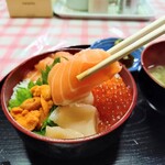 定食 めし屋 - 『海鮮4品丼+ウニ（2000円+1000円税込）』
      　※11時までの限定価格