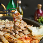 韓国伝統料理 ワールドカップ - 一度も冷凍しない"生"にこだわった、厚切りサムギョプサルが名物！