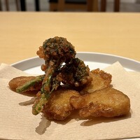 Ecru 117 - 季節野菜の秘密の衣のフリット
                    ブロッコリー、筍、菊芋
                    野菜は全てJAさがみ・わいわい市場（藤沢)よりシェフが持ち帰った新鮮野菜