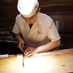 銀座おかもと - 仕事中 鱧の骨切り 2014.8.x