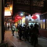 南翔饅頭店 - 相変わらず一階のテークアウトコーナーには長蛇の列が出来てました。 
            
            