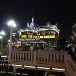 南翔饅頭店 - 後輩と上海に訪問した時に上海に居る共通の友人と会う約束の時間まで夜「豫園」を二人でぶらぶら。 
            