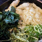 大右衛門うどん - わかめと天かすをのせる