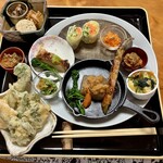 お菓子野山 - これ、前菜。この時期採れる山菜の天ぷらやこんにゃくステーキ、アスパラなど全て手作り。