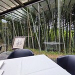 エルルカン・ビス - テラス席からは竹林が