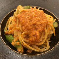 アマルフィイ・モデルナ - 鰆、スナップえんどうのトマトソース スパゲッティ プッタネスカ風