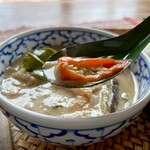 カフェモン - バイマックルーの独特の甘い香り、レモングラスの爽やかな香り、カーやシャロットの鮮烈な香り。。ココナッツのマイルドさとプリックキーヌーの鋭い辛みが渾然一体となって。。ヾ('ﾛ'*)ﾉ"ｩﾝﾏｯ!