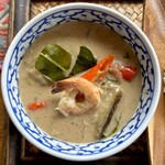 カフェモン - 緑色のペーストをココナッツミルクやココナッツクリームで溶いた独特の色合い。。映えるのは海老、そしてお姉さんが育てた唐辛子プリックチーファーの赤。
      それから茄子とバイマックルー（コブミカンの葉）♪