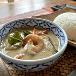 カフェモン - ゲーンキアオワーン・クン（¥1,200税込）
      ガイ（鶏肉）を＋100円でクン（海老）に変更。
      サラダ抜き−100円で、タイ米のライス大盛り＋100円のオーダーです。