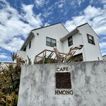 カフェモン - 相良町の青い空に映える白いお店(^^)