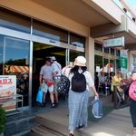 馬事公苑 売店 - 苑内の売店に休憩スペースがあります　（2014 区民まつり）