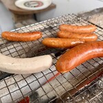 デリカテッセン・キッツビュール - 目の前で焼かれるソーセージたち