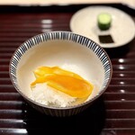 多仁本 - きれいな唐墨。
      このぐらい薄さが好みだし、美味しい♪
      
      あらためて何が口惜しいって、電車の時間がギリギリで、いつもお土産で持たせてくださる、〆ごはんのおにぎり達をいただけなかったこと（笑）