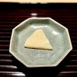 多仁本 - まずは、蒸したものから。
      これはひたすらシンプルに、白子筍自体の味わいを。
      強い甘さというより、食感と、なにより瑞々しさが驚きです♪