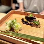 多仁本 - 多仁本さんではあまり献立に入って来ない八寸が、この日は珍しく。
      といっても、お酒を呑ませるための前菜盛り合わせ的なものではなく、茶会席に倣った、角盆に乗せる海の幸と山の幸。