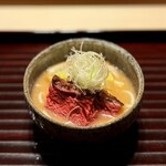 多仁本 - 胡麻風味しっかりの冷たいお出汁に、鴨と半田素麺。
      青森産の銀の鴨、最近は特に人気ですねぇ。
      低温で柔らかく火入れした胸肉、鴨らしさが強いわけではないものの、きれいな味わいです。