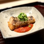 多仁本 - これは面白い調理です。片面だけを油で揚げて香ばしく、もう片面は炭火でじっくり焼くことで、パサつかずふんわりした食感を残してあります。
      フルーツトマトと行者ニンニクとで、イタリアンのメインにもなりそう！