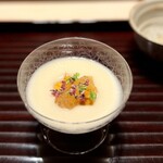 多仁本 - まずは、ホワイトアスパラの摺流しから。
      優しい甘さが、この日のイベントへの期待値を静かに高めてくれます。