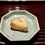 多仁本 - 太白胡麻油をサッと塗ってから炭火焼きにするこちら、めっちゃ美味しい〜♪
      醤油にも似た香ばしさが鼻に抜けて、厚切りならではの歯応えが満足度を高めます(^^)