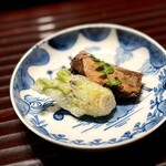 多仁本 - この季節にやっぱり美味しいタラの芽の天ぷらに、酢でさっぱり炊かれた鰯。
      荒木町時代も、骨格や輪郭がしっかりした個性で好きでしたが、移転後は皿数の増加もあり、一皿ごとの凝縮感より繊細さが伴ってきました。