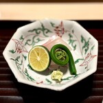 多仁本 - 千葉県産というこの鯛、唸っちゃうほど美味しい♪
      寝かせていないとのことでしたが、旨味が溢れてる！
      そこに、程よく押し返す弾力が嬉しい。
      用意された小鍋で、しゃぶしゃぶも見事。チリ酢と合わせると至福。