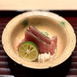 多仁本 - こちらの鰹は、和歌山からだったかな。
      軽く藁で炙って適度な燻香を添えて、ねっとりした舌触りは、鰹の魅力全開です！