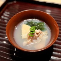 多仁本 - 春らしさをすべて詰め込んだような煮物椀。
                蛤は柔らかく風味豊か。そのお出汁のなんとも充実した味わいは、言うに及ばずです。
                幸せですねぇ。