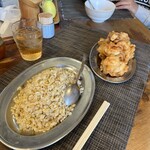 らぁめん嬉しや - ランチセットの唐揚げとやきめし　どちらも塩味控えめで優しい味