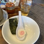 らぁめん嬉しや - 子供の取り分け皿を頼むと、なんとの海苔とナルトが付いてくる