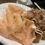 ごちや大ホール - まず、これ。揚げせんべいとたこやきと、サラダだったかな？三つ、きます。