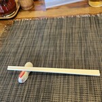 らぁめん嬉しや - ランチョンマットに箸置き　ここには「1人の空間」がある