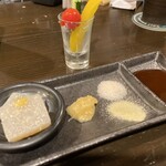 串かつ処 喜恵 - 薬味と一緒につまみのご提供も