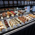 パティスリージラフ - ケーキショーケース全景