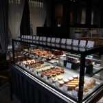 パティスリージラフ - ケーキショーケース全景