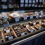 パティスリージラフ - ショコラショーケース全景