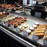 パティスリージラフ - ケーキショーケース全景