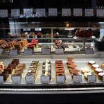 パティスリージラフ - ケーキショーケース全景