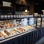 パティスリージラフ - ショーケース全景